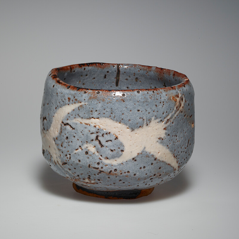 ARAKAWA魂 Blue-grey Shino tea bowl decorated with white cranes, Arakawa