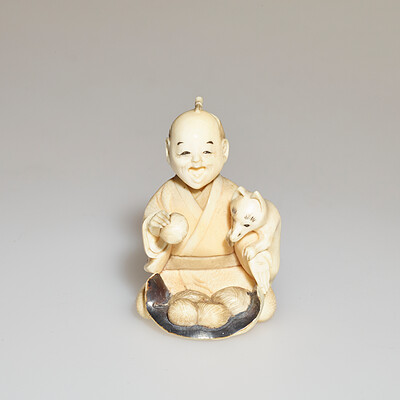 Seated man eating inari sushi, watched by a fox, Denzan 田山, mid–20th century
